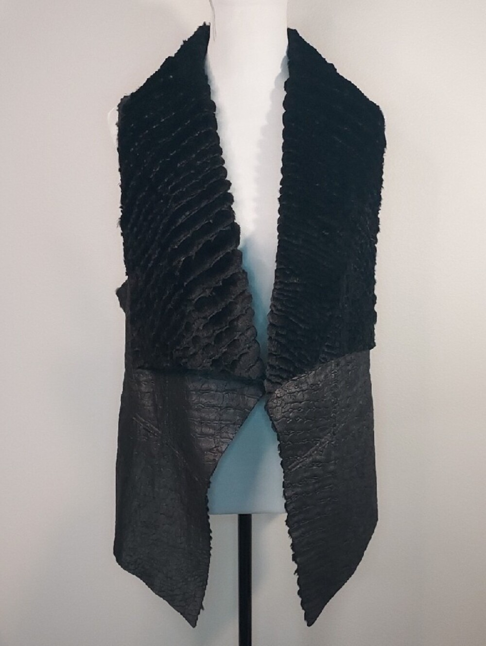 Karen Kane Black Crocodile Embossed Faux Fur Open Front Vest Size Medium